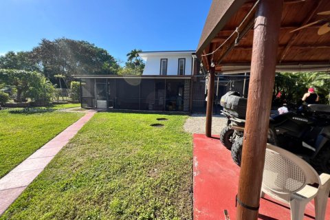 House in Miami, Florida 4 bedrooms, 340.67 sq.m. № 1923132 - photo 10
