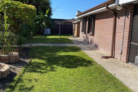 House in Miami, Florida 4 bedrooms, 340.67 sq.m. № 1923132 - photo 17