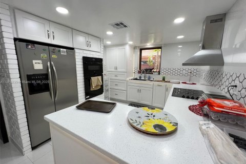 House in Miami, Florida 4 bedrooms, 340.67 sq.m. № 1923132 - photo 27