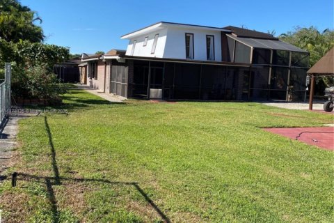 House in Miami, Florida 4 bedrooms, 340.67 sq.m. № 1923132 - photo 22
