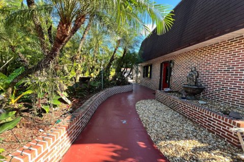 House in Miami, Florida 4 bedrooms, 340.67 sq.m. № 1923132 - photo 9