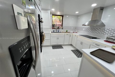 House in Miami, Florida 4 bedrooms, 340.67 sq.m. № 1923132 - photo 30