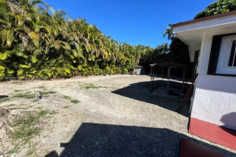 House in Miami, Florida 4 bedrooms, 340.67 sq.m. № 1923132 - photo 13