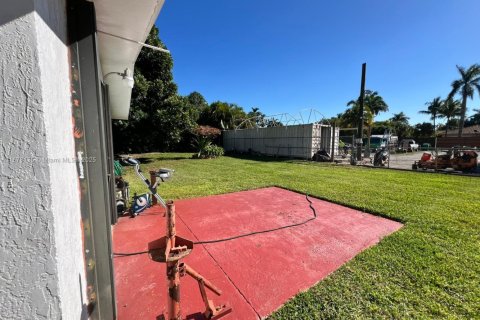 House in Miami, Florida 4 bedrooms, 340.67 sq.m. № 1923132 - photo 12