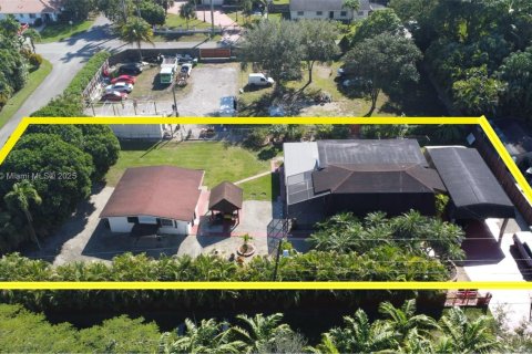 House in Miami, Florida 4 bedrooms, 340.67 sq.m. № 1923132 - photo 2