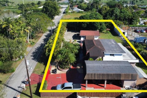 House in Miami, Florida 4 bedrooms, 340.67 sq.m. № 1923132 - photo 1