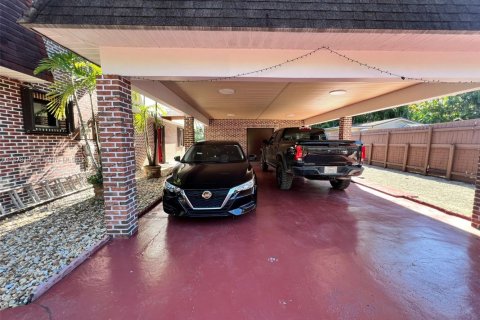 House in Miami, Florida 4 bedrooms, 340.67 sq.m. № 1923132 - photo 6
