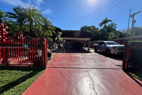 House in Miami, Florida 4 bedrooms, 340.67 sq.m. № 1923132 - photo 5