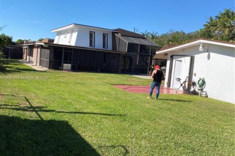 House in Miami, Florida 4 bedrooms, 340.67 sq.m. № 1923132 - photo 20