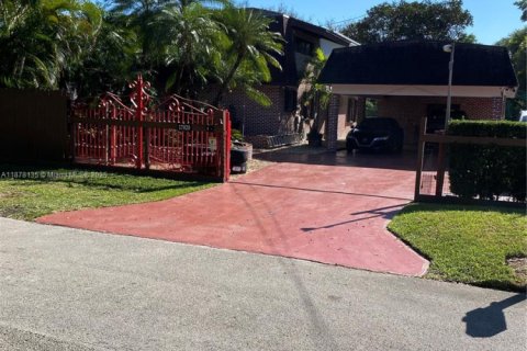 House in Miami, Florida 4 bedrooms, 340.67 sq.m. № 1923132 - photo 3