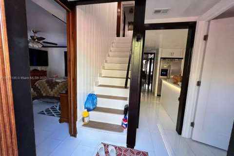 House in Miami, Florida 4 bedrooms, 340.67 sq.m. № 1923132 - photo 26