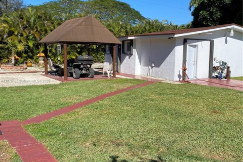 House in Miami, Florida 4 bedrooms, 340.67 sq.m. № 1923132 - photo 19