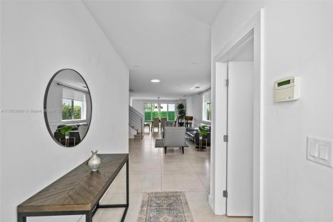 House in Doral, Florida 4 bedrooms, 258.45 sq.m. № 1955304 - photo 6