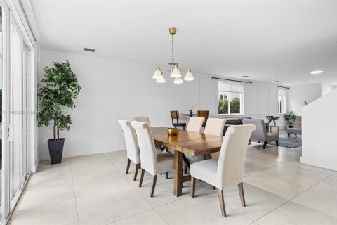 House in Doral, Florida 4 bedrooms, 258.45 sq.m. № 1955304 - photo 15