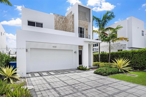 House in Doral, Florida 4 bedrooms, 258.45 sq.m. № 1955304 - photo 2