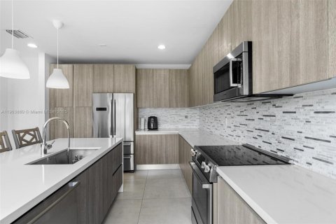 House in Doral, Florida 4 bedrooms, 258.45 sq.m. № 1955304 - photo 19