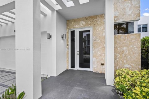 House in Doral, Florida 4 bedrooms, 258.45 sq.m. № 1955304 - photo 4