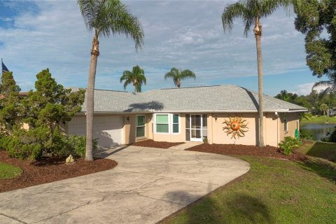Casa en Palm Harbor, Florida 3 dormitorios, 168.25 m2 № 2371254