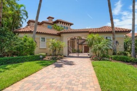 House in Saint Petersburg, Florida 5 bedrooms, 604.98 sq.m. № 1766246 - photo 1