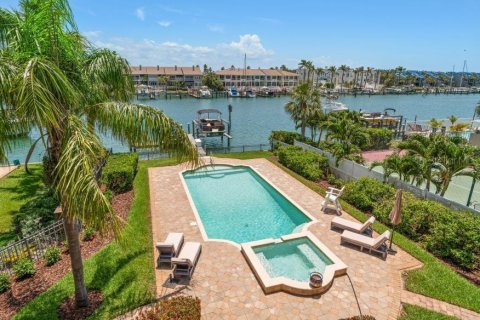 House in Saint Petersburg, Florida 5 bedrooms, 604.98 sq.m. № 1766246 - photo 19