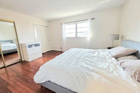Copropriété à vendre à Hallandale Beach, Floride: 2 chambres, 101.45 m2 № 2268214 - photo 28