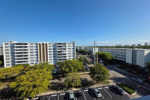 Copropriété à vendre à Hallandale Beach, Floride: 2 chambres, 101.45 m2 № 2268214 - photo 3