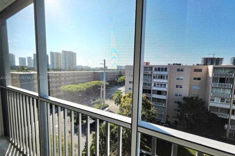 Copropriété à vendre à Hallandale Beach, Floride: 2 chambres, 101.45 m2 № 2268214 - photo 17
