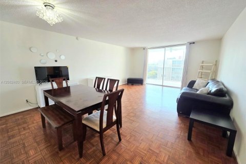 Copropriété à vendre à Hallandale Beach, Floride: 2 chambres, 101.45 m2 № 2268214 - photo 12
