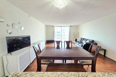Copropriété à vendre à Hallandale Beach, Floride: 2 chambres, 101.45 m2 № 2268214 - photo 11