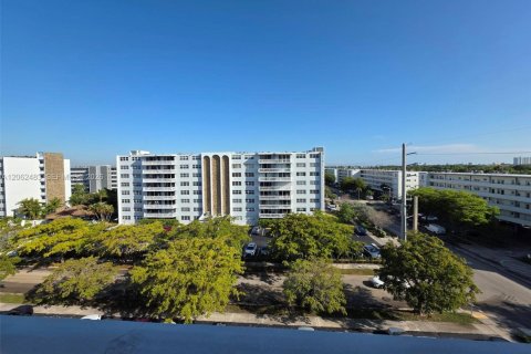 Copropriété à vendre à Hallandale Beach, Floride: 2 chambres, 101.45 m2 № 2268214 - photo 1