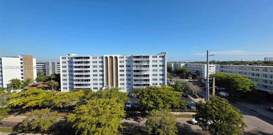 Condo à Hallandale Beach, Floride, 2 chambres № 2268214
