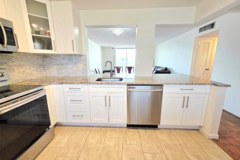 Copropriété à vendre à Hallandale Beach, Floride: 2 chambres, 101.45 m2 № 2268214 - photo 6