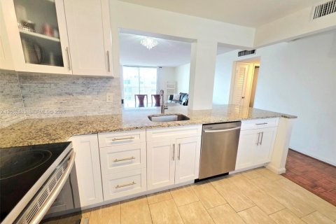 Copropriété à vendre à Hallandale Beach, Floride: 2 chambres, 101.45 m2 № 2268214 - photo 4