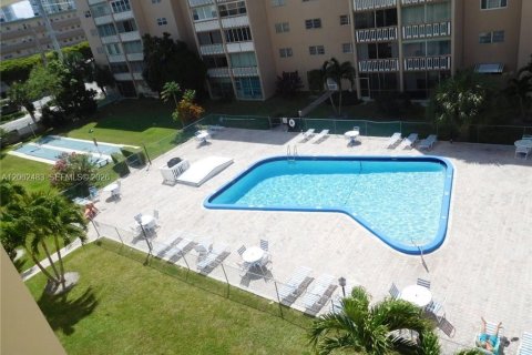 Copropriété à vendre à Hallandale Beach, Floride: 2 chambres, 101.45 m2 № 2268214 - photo 30