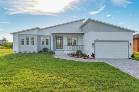 House in Port Charlotte, Florida 4 bedrooms, 226.03 sq.m. № 1894346 - photo 1