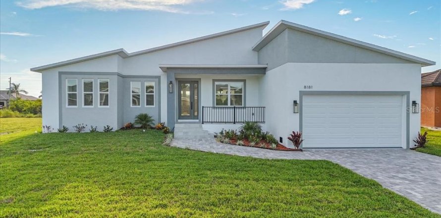 House in Port Charlotte, Florida 4 bedrooms, 226.03 sq.m. № 1894346