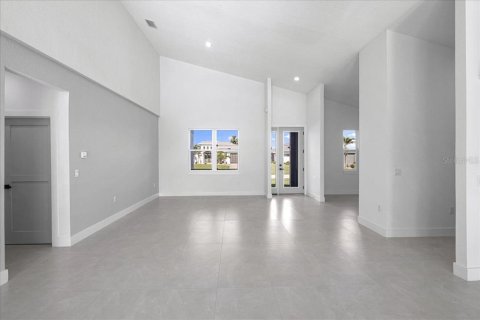 House in Port Charlotte, Florida 4 bedrooms, 226.03 sq.m. № 1894346 - photo 14