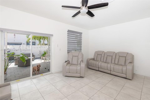 Touwnhouse à vendre à Hialeah, Floride: 3 chambres, 143.07 m2 № 1977187 - photo 9