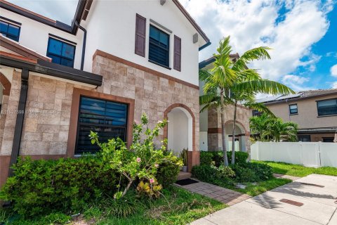 Touwnhouse à vendre à Hialeah, Floride: 3 chambres, 143.07 m2 № 1977187 - photo 2