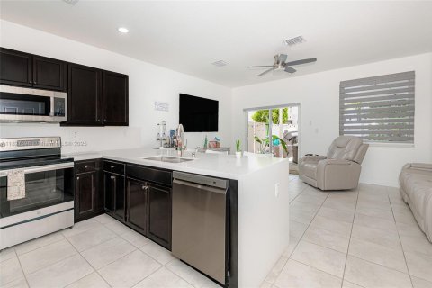 Touwnhouse à vendre à Hialeah, Floride: 3 chambres, 143.07 m2 № 1977187 - photo 8