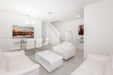 Touwnhouse à vendre à Hialeah, Floride: 3 chambres, 143.07 m2 № 1977187 - photo 4