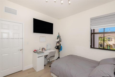 Touwnhouse à vendre à Hialeah, Floride: 3 chambres, 143.07 m2 № 1977187 - photo 21