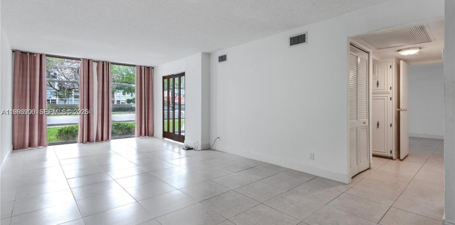 Condominio en Hallandale Beach, Florida, 2 dormitorios  № 2048285