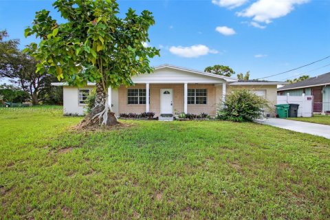 House in St. Lucie, Florida 3 bedrooms, 124.86 sq.m. № 1891945 - photo 3