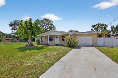 House in St. Lucie, Florida 3 bedrooms, 124.86 sq.m. № 1891945 - photo 1