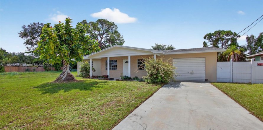 House in St. Lucie, Florida 3 bedrooms, 124.86 sq.m. № 1891945