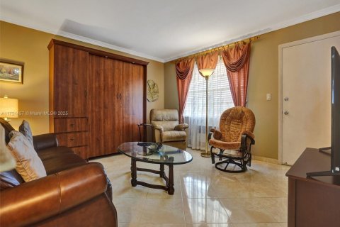 Condo in Miami, Florida, 1 bedroom  № 1953382 - photo 8