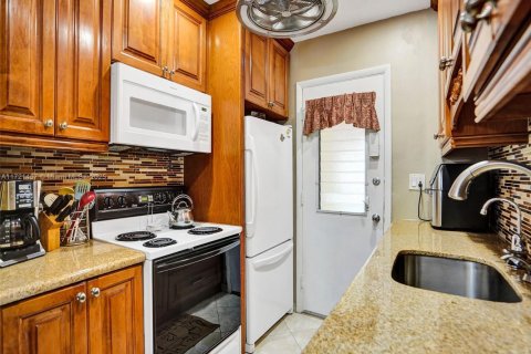 Condo in Miami, Florida, 1 bedroom  № 1953382 - photo 3