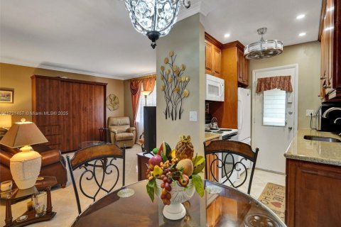 Condo in Miami, Florida, 1 bedroom  № 1953382 - photo 1