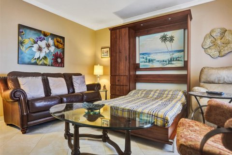 Condo in Miami, Florida, 1 bedroom  № 1953382 - photo 14